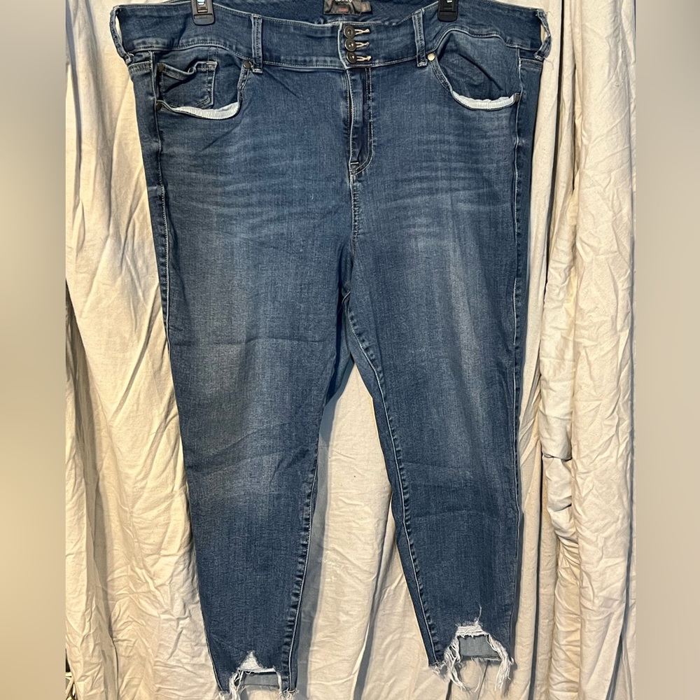 torrid/Size 26/Cropped Jean Frayed at Bottom/3 Button